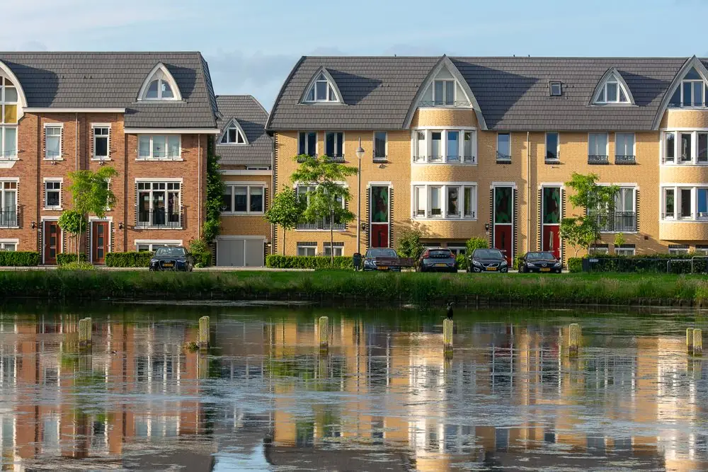 Why One in Five U.S. Home Sellers Are Lowering Asking Prices Amidst Housing Market Downturn
